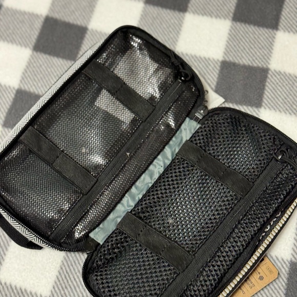 Dakine toiletry bag - Picture 2 of 2